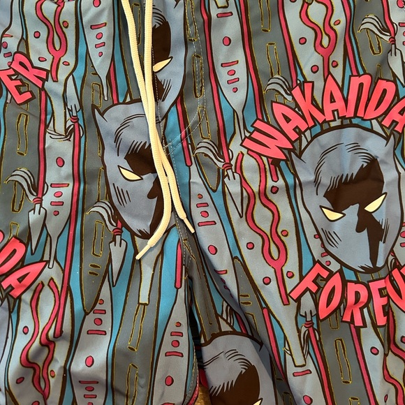 Men’s Marvel Size Large Swim Trunks - Picture 9 of 16